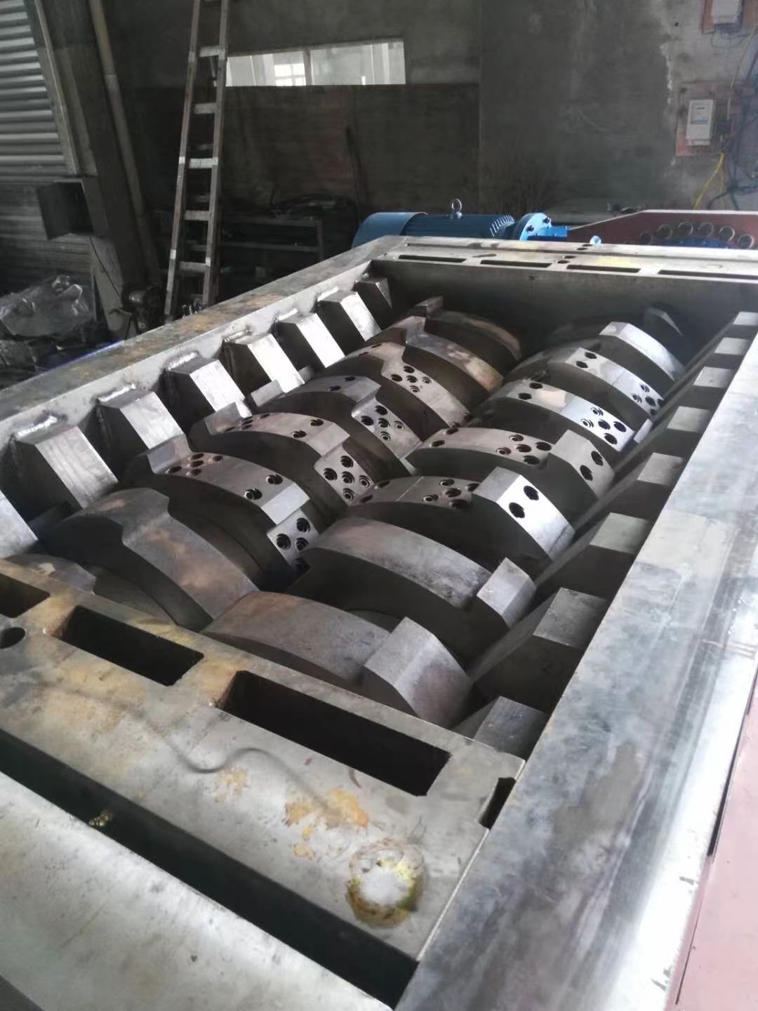 double-shaft-shredder-blades-inside-cutting-chamber-04 лезвия-измельчителя с двумя валами внутри режущей камеры-04