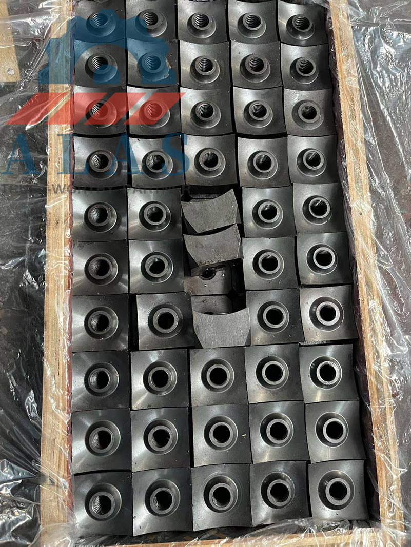 ALAS Precision Threaded Single Shaft Shredder Rotor Knives Wholesale Партия квадратных лезвий измельчителя с одним валом и резьбовыми отверстиями, аккуратно разложенная в деревянном ящике и готовая к отправке.