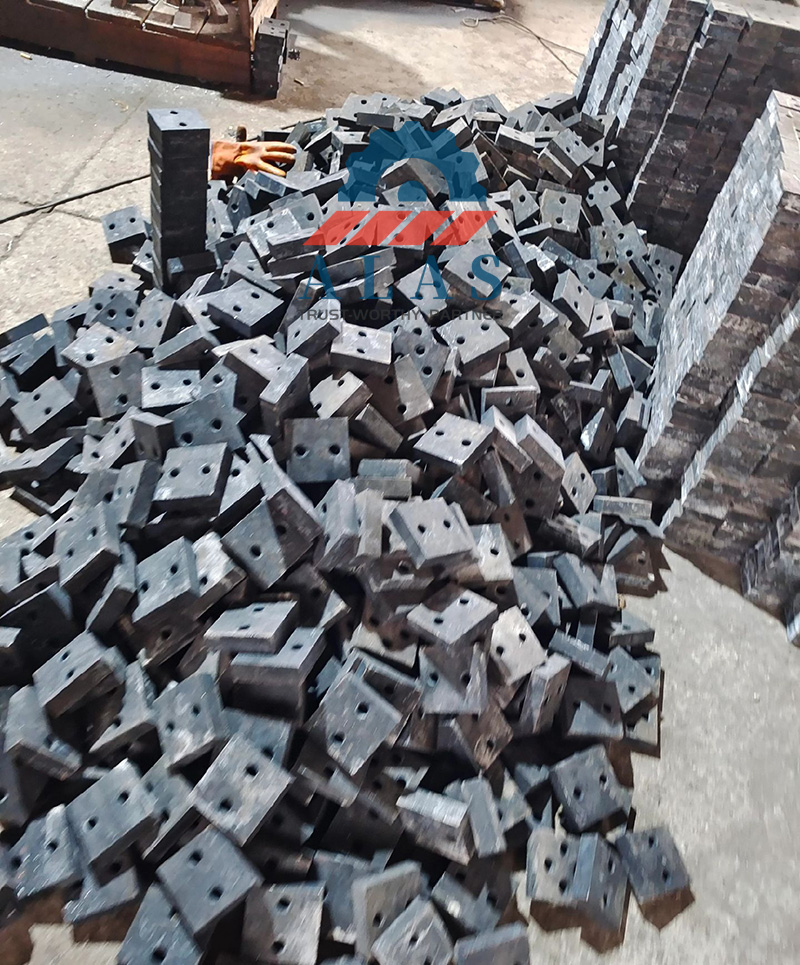 Massive Industrial Rebar Cutter Blades Bulk Inventory Большая куча промышленных лезвий для резки арматуры и сверхмощных ножей для резки стали, сложенных на заводе и готовых к оптовой продаже.