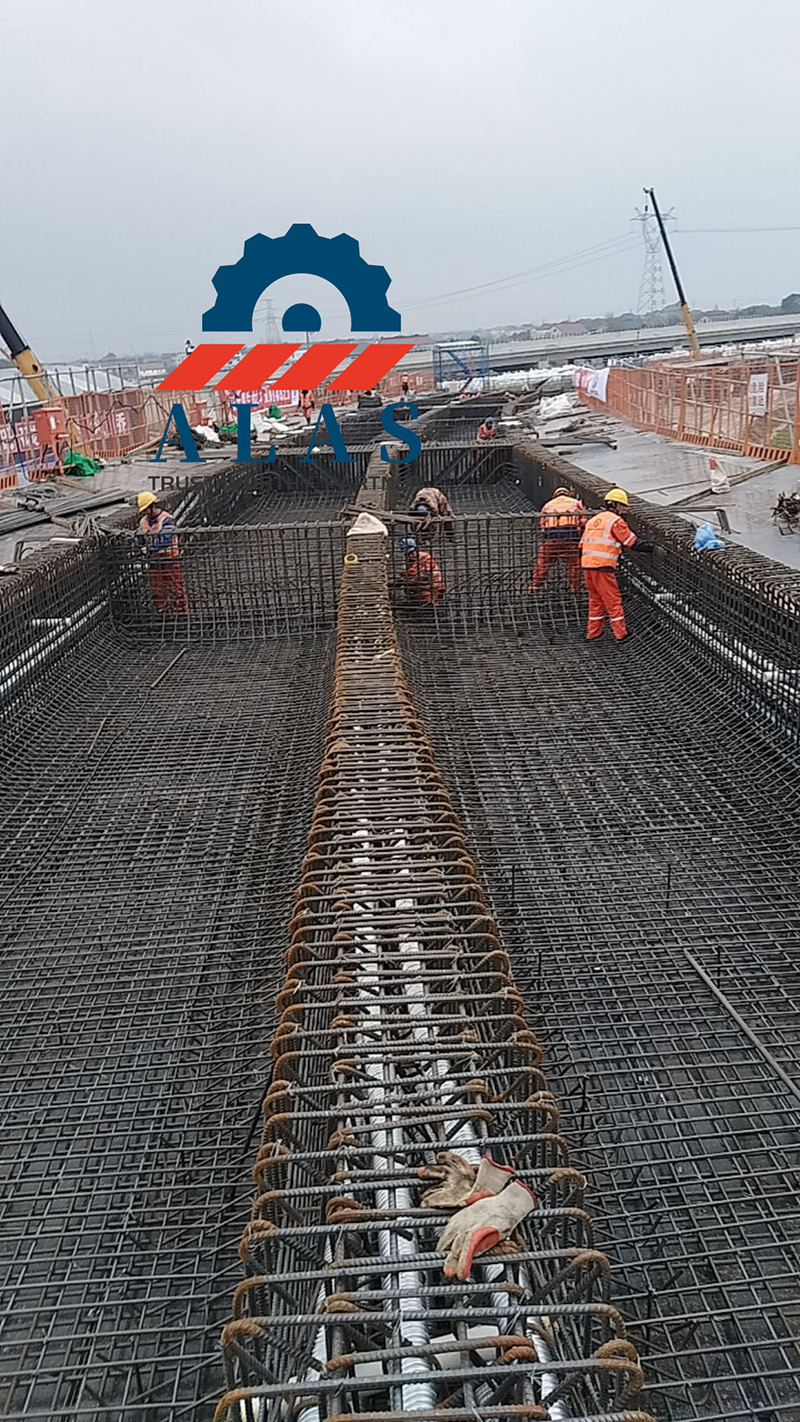 Mega Project Reinforcement Steel Application Крупномасштабная строительная площадка инфраструктурного моста, где рабочие устанавливают массивный высокопрочный армирующий каркас из сверхпрочной арматуры.