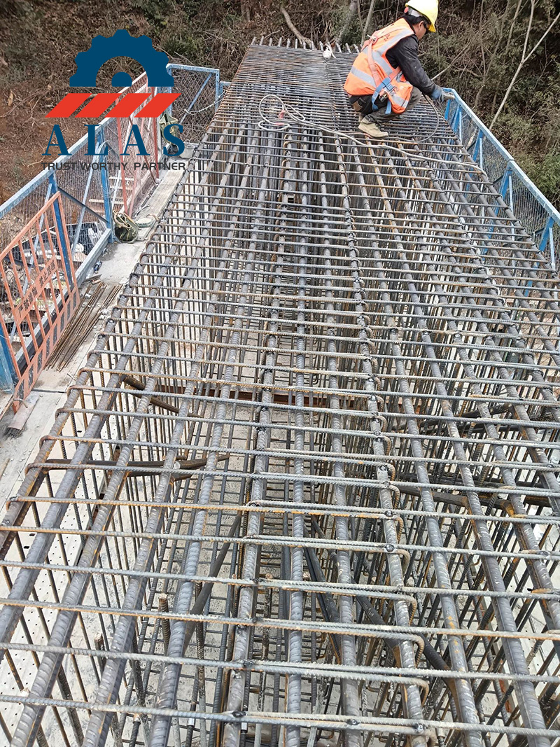 Industrial Rebar Shearing Site Application Площадка промышленного строительства с плотной сеткой высокопрочной ребристой арматурной сетки для армирования мостов.