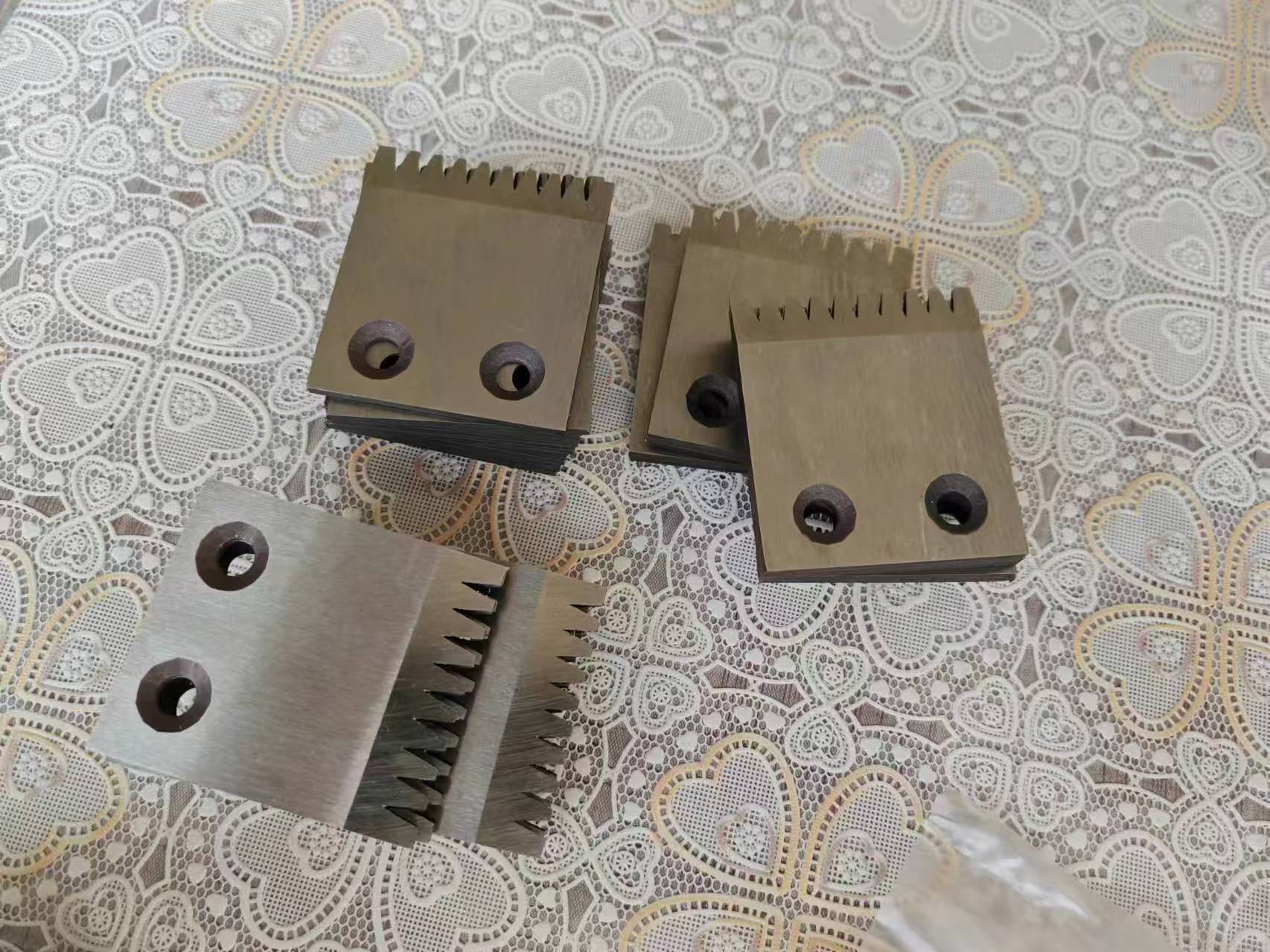 Зубчатый нож для бритья шин