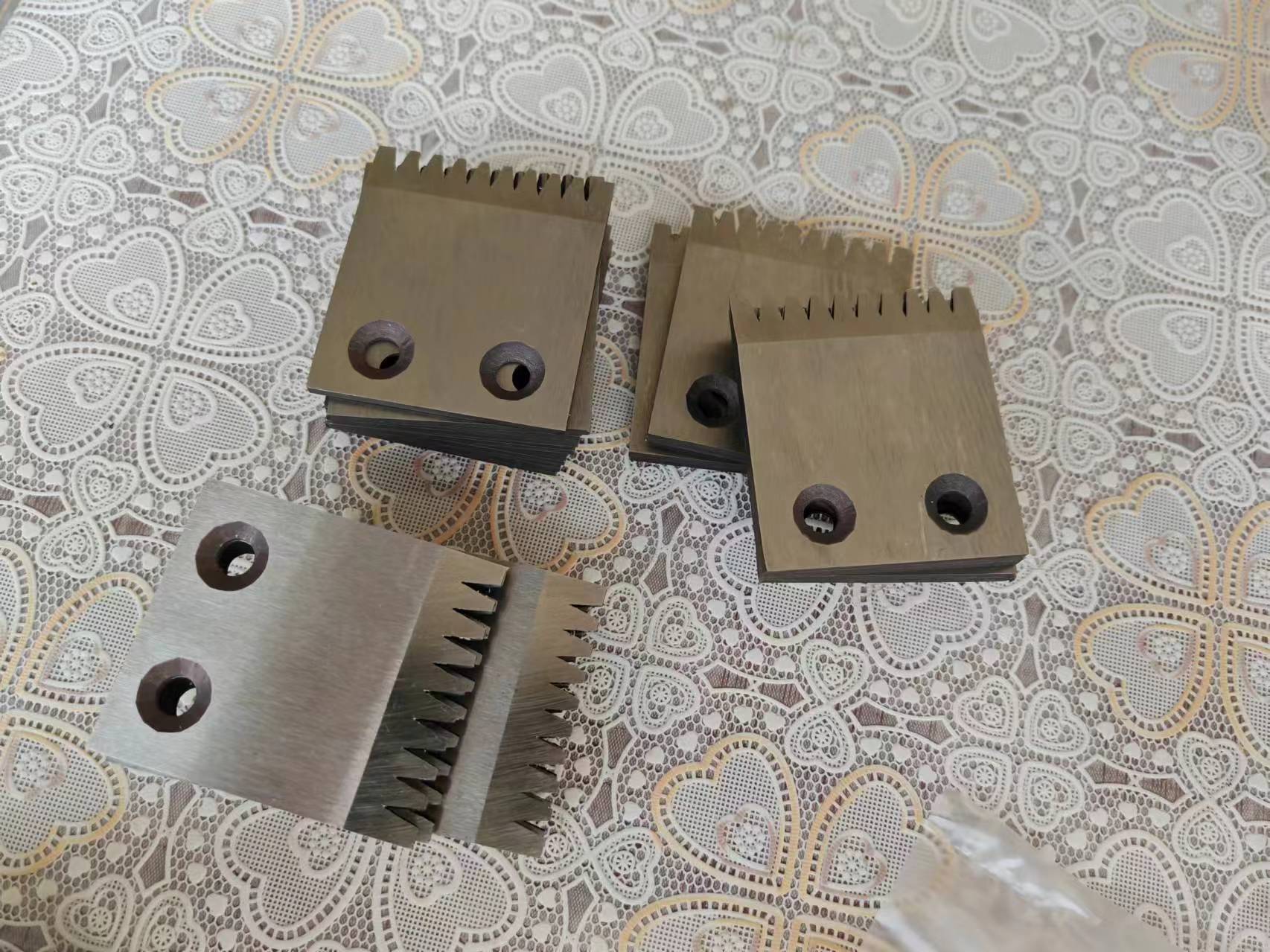 Зубчатый нож для обрезки резиновых шин