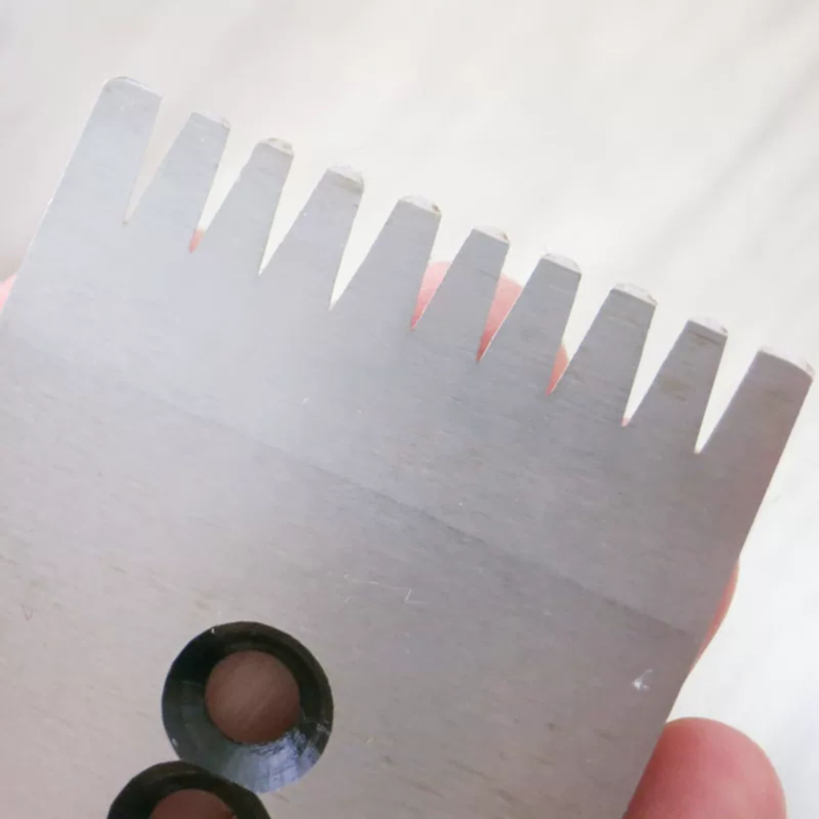 Зубчатый нож для обрезки резиновых шин