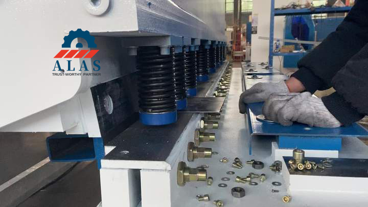 Сверхмощные гильотинные ножницы ALAS устанавливаются на гидравлические ножницы для изготовления металлов